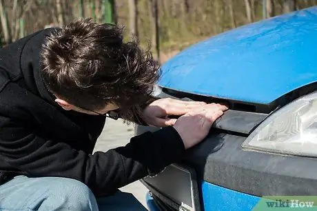 Open de motorkap van een voertuig Stap 3