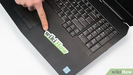 Alisin ang mga Sticker mula sa isang Laptop Hakbang 2