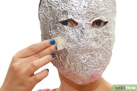 Gumawa ng isang Mask mula sa Tin Foil at Tape Hakbang 7