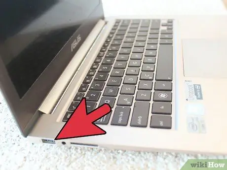 अपने कंप्यूटर में USB ड्राइव संलग्न करें चरण 4