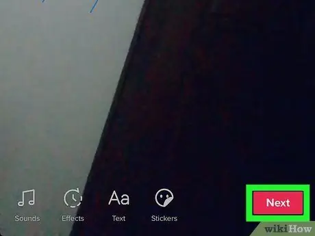 Dodaj naklejki do filmów TikTok na iPhonie lub iPadzie Krok 8