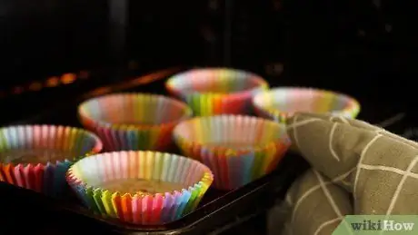 ያለ Cupcake Pan ደረጃ 7 ኬክ ኬኮች