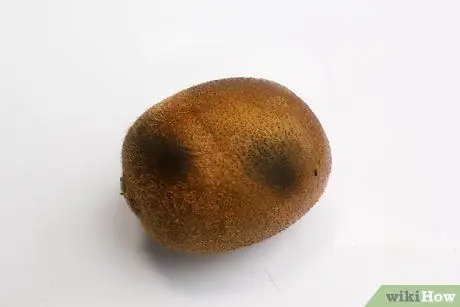 Saber si un kiwi se ha echado a perder Paso 3