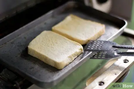 'Haga un sándwich de queso "asado" en un horno tostador Paso 3