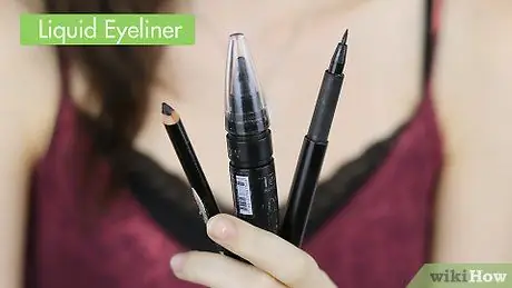 Zastosuj płynny eyeliner krok 1