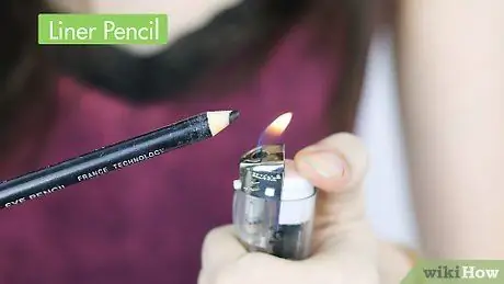 Maye Eyeliner Addım 11 tətbiq edin