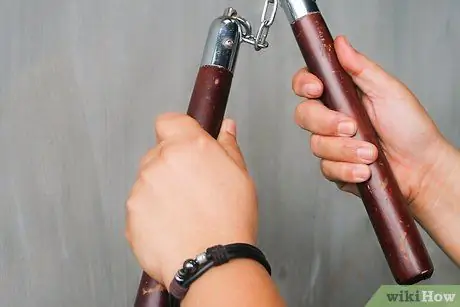 Hacer trucos con nunchucks paso 4