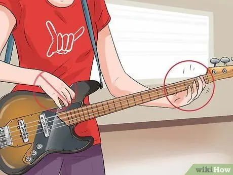 Turuan ang Iyong Sarili na Maglaro ng Bass Guitar Hakbang 15