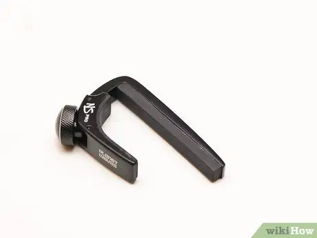 Use a Guitar Capo Step 1