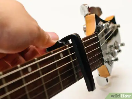 Gitar Capo Adım 3 kullanın