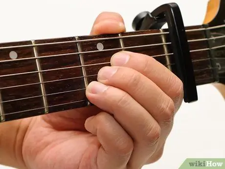 Gebruik een Gitaar Capo Stap 5