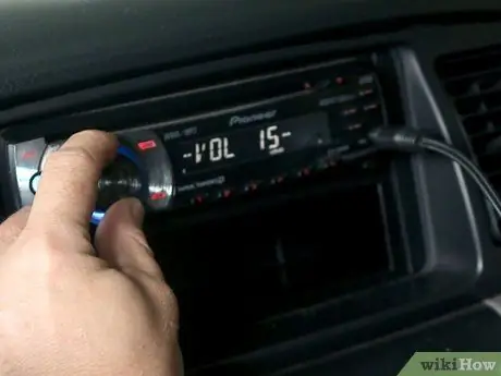 Liitä iPod autostereoihin lisäkaapelilla Vaihe 4