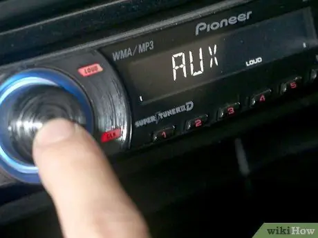 Liitä iPod autostereoihin lisäkaapelilla Vaihe 5