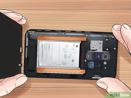 Entfernen Sie den Akku aus einem LG G2 Schritt 4