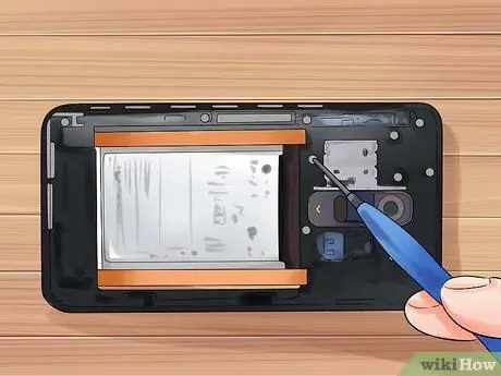 Remova a bateria de um LG G2 Passo 5