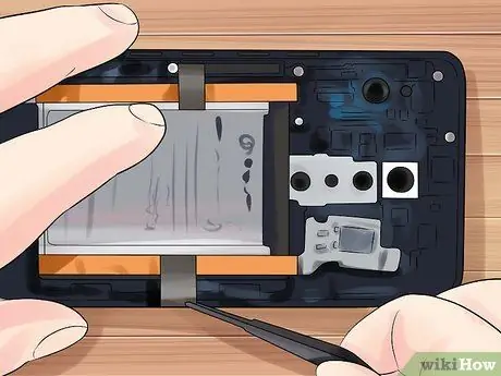 Remova a bateria de um LG G2 Passo 8