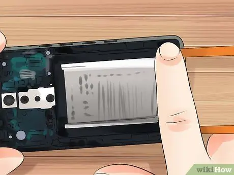Remova a bateria de um LG G2 Passo 9