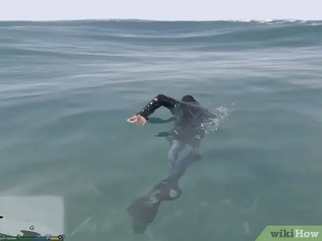 Bucea y nada bajo el agua en GTA V Paso 2