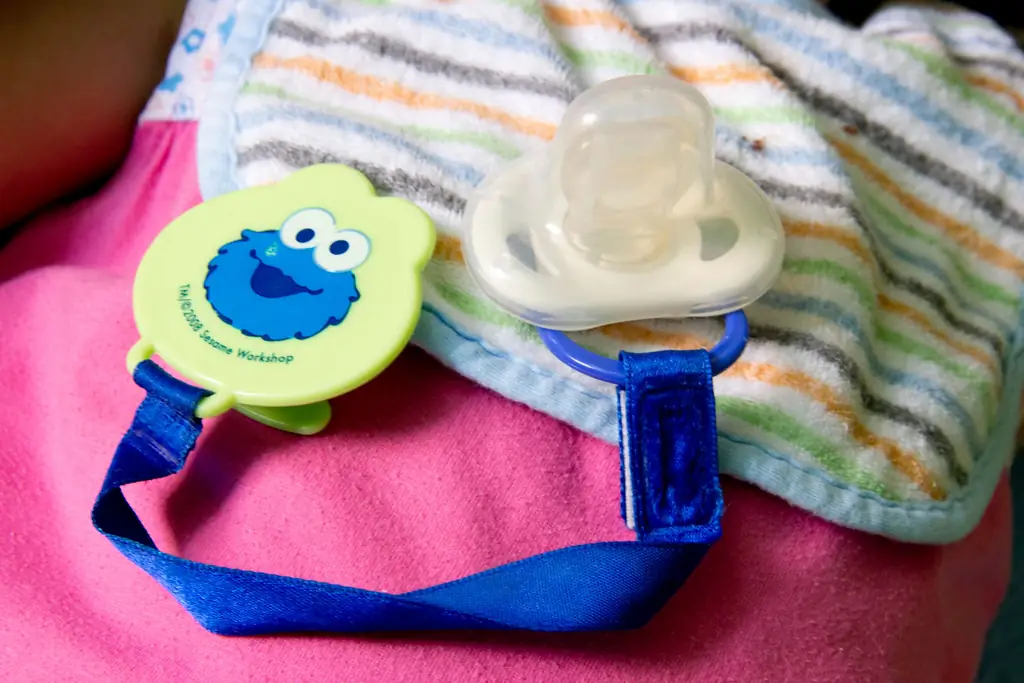 কিভাবে একটি আঙ্গুল চুষার পরিবর্তে একটি pacifier নিতে একটি শিশুর পেতে