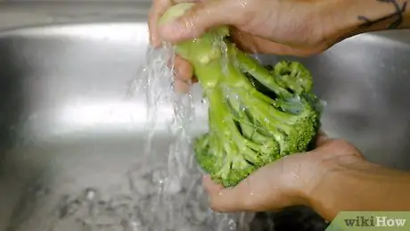 Steam Broccoli Nang Walang Steamer Hakbang 1