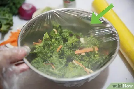 Membuat Salad Kale Langkah 25