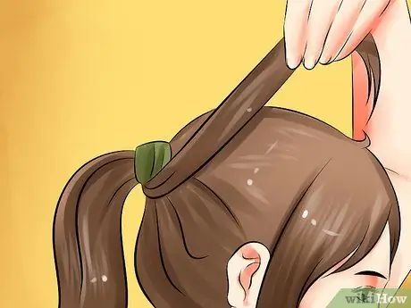 Lakukan Ponytail Tinggi Tengah yang Rapi Langkah 10