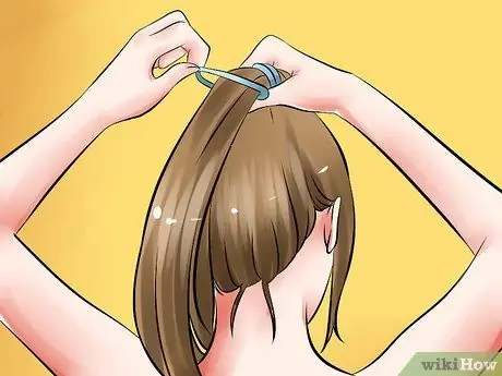 Lakukan Ponytail Tinggi Tengah yang Rapi Langkah 4