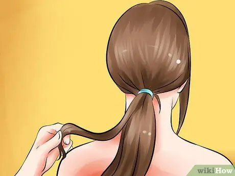 Lakukan Ponytail Tinggi Tengah yang Rapi Langkah 9