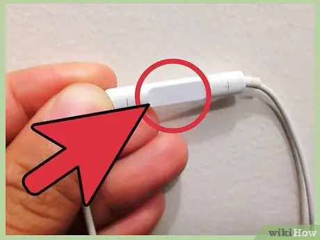 Use los auriculares del iPhone Paso 3